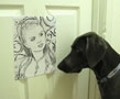 N-669 Рисунок карандашом на входной двери, на который с удивлением и даже грустью смотрит пес Доберман.